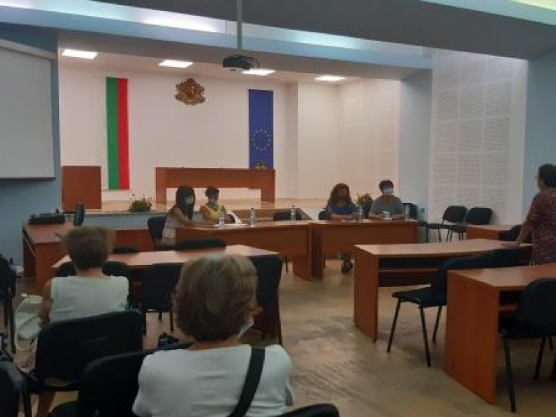 Десетки граждани посетиха днес съвместната приемна на Община Свищов, Дирекция „Социално подпомагане“ и Дирекция „Бюро по труда“ в Свищов 