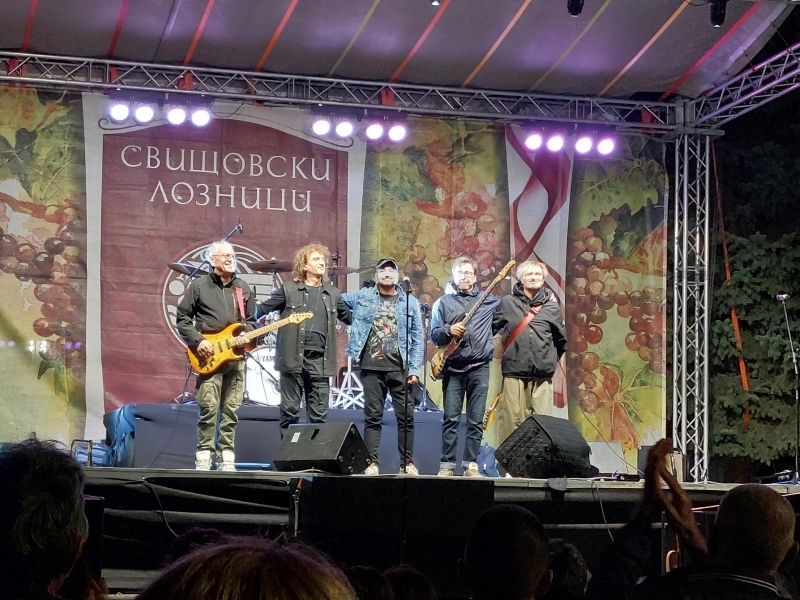 Стефан Вълдобрев и "Обичайните заподозрени" докоснаха публиката в Свищов със своята непринуденост, талант и добро отношение 