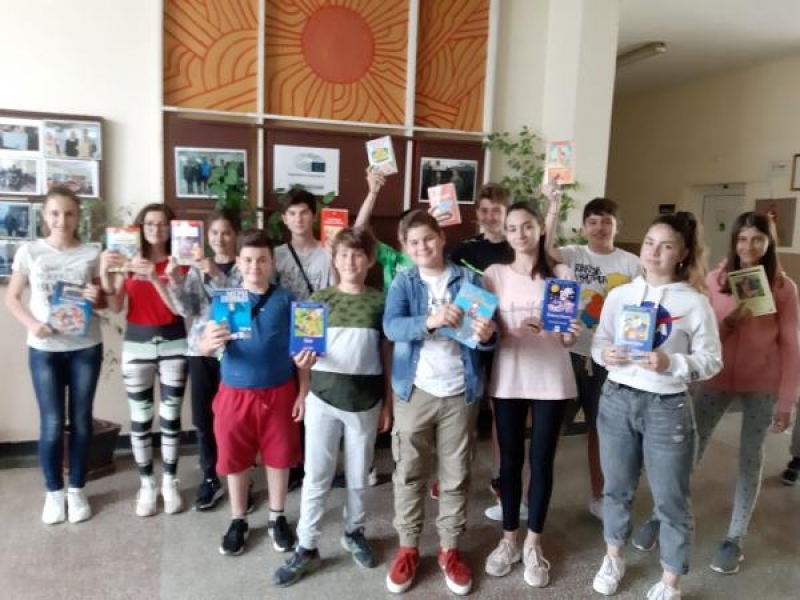 Ученици от СУ „Николай Катранов“ с дарение за училищната библиотека
