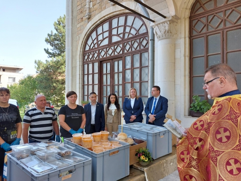 По инициатива на кмета на Свищов за осма поредна година социално слабите граждани получават топъл обяд за празника на града 