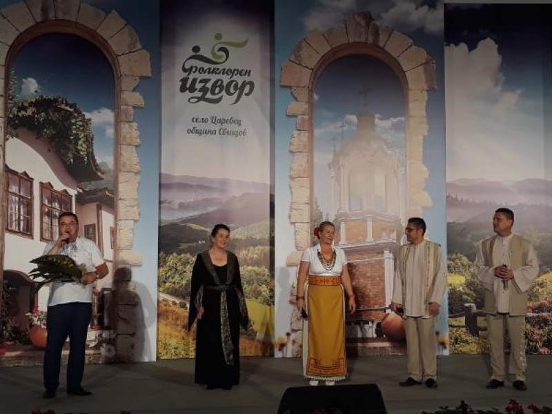 Солистите на Вокален ансамбъл „Мистерия на българските гласове“ пяха на сцената на „Фолклорен извор“ в село Царевец