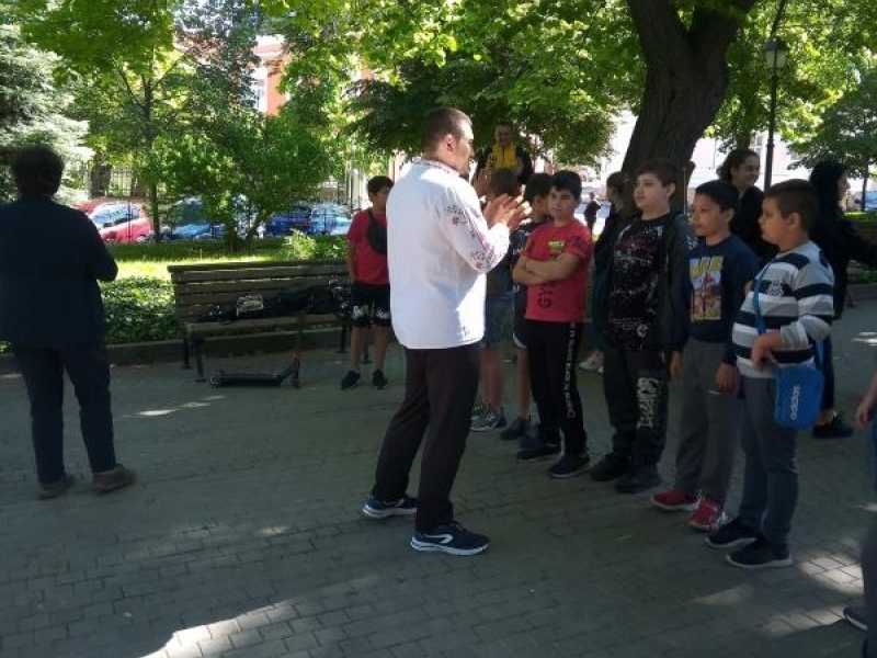 "Фолклорно училище" в Градската градина на Свищов