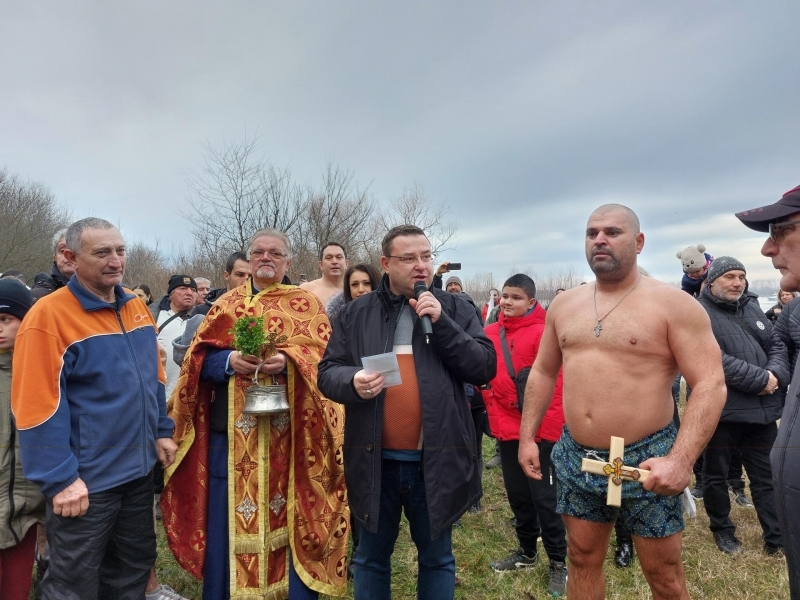 Светослав Йорданов извади Богоявленския кръст от студените води на река Дунав край Свищов 