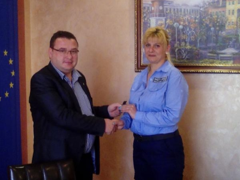 Кметът на община Свищов връчи официално нагръдни знаци на служителите от звено «Сигурност и контрол»