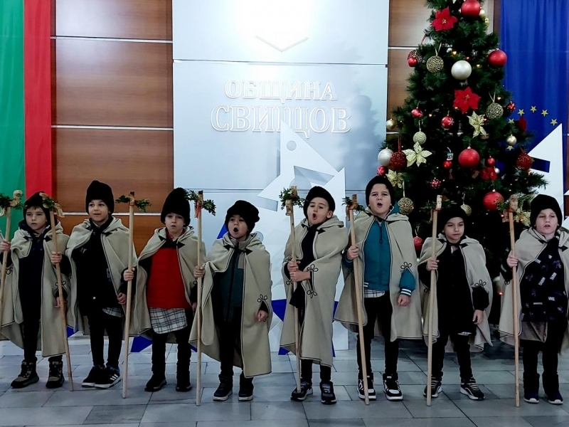 Коледари от ДГ „Чиполино“ благословиха Община Свищов за здраве и благоденствие 