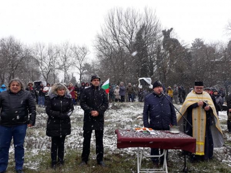 37-годишният Явор Парушев извади богоявленския кръст от ледените води на река Дунав в Свищов