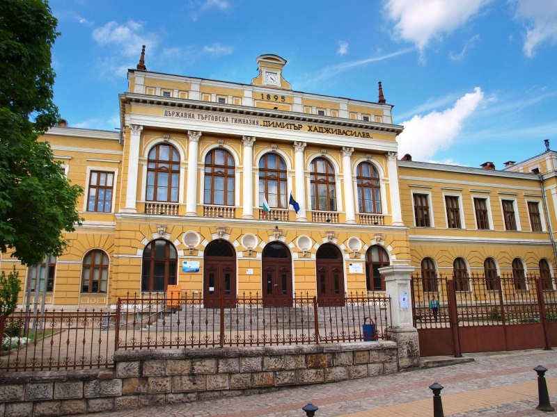 Търговската гимназия в Свищов успешно се премести в сградата на приемащо училище „Филип Сакелариевич“