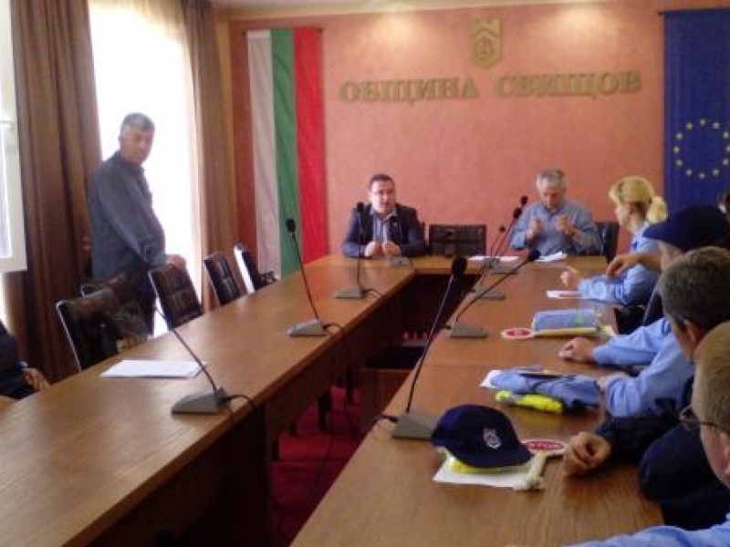 Кметът на община Свищов връчи официално нагръдни знаци на служителите от звено «Сигурност и контрол»