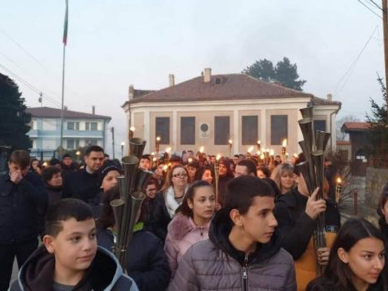 За поредна година факелно шествие огря пътя от родната къща на Алеко Константинов до паметника му в центъра на Свищов