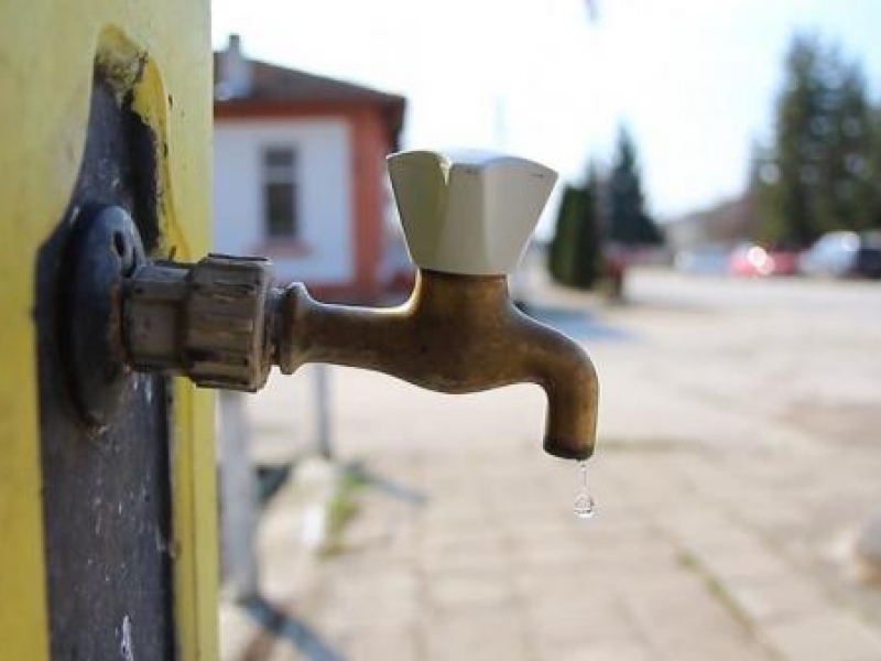 1500 литра минерална вода осигурява община Свищов за жителите на село Совата
