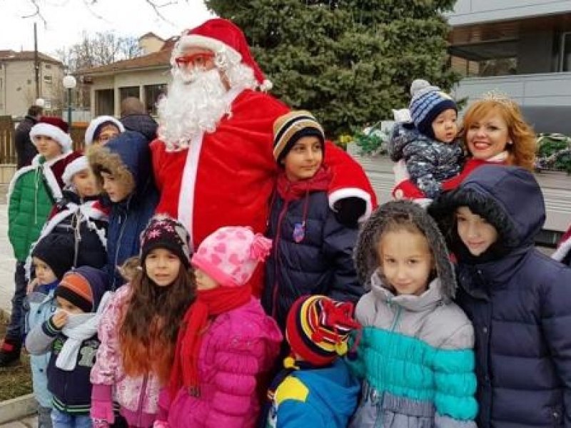 За четвърта поредна година Дядо Коледа  и Снежанка посетиха Свищов