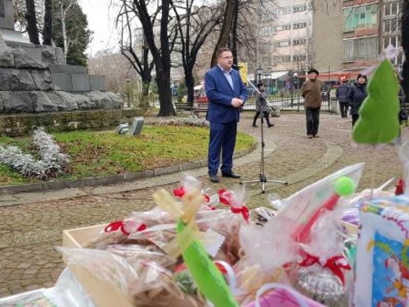 Коледният благотворителен базар в Свищов бе открит от кмета Генчев 
