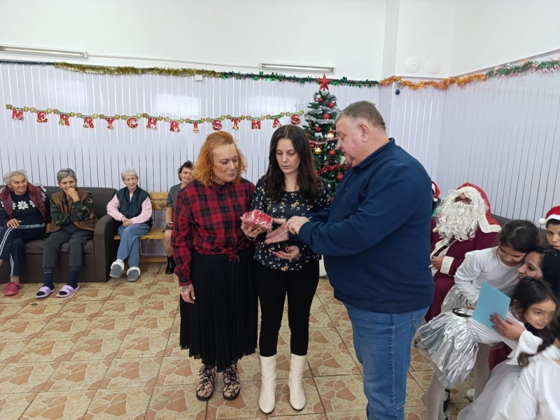 Коледно тържество в Центъра за лица с деменция в с. Овча могила 