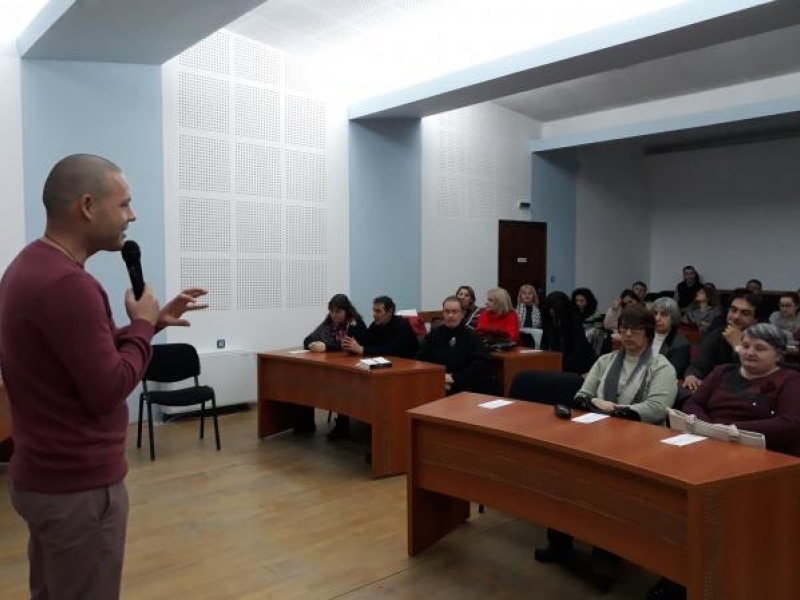 На 5 декември в зала №1 на Община Свищов беше представена книгата „Камино. Пътят на завръщането“ на младия автор Тихомир Иванов