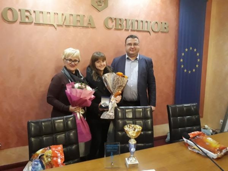 Генчо Генчев награди Вилияна Иванова за принос в популяризирането на Свищов и  високи творчески постижения 