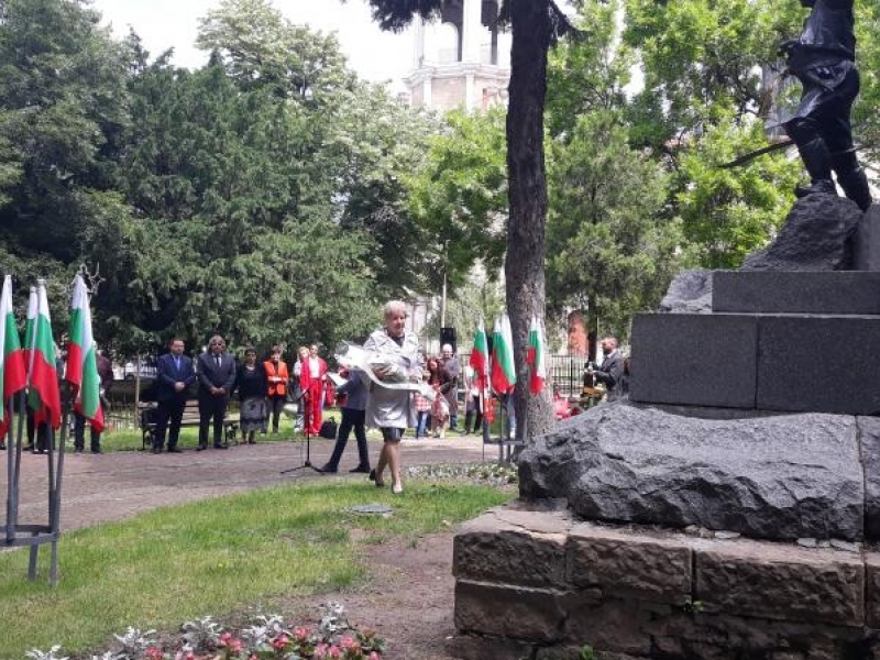 С поднасяне на цветя и едноминутно мълчание почетоха паметта на Христо Ботев в Свищов