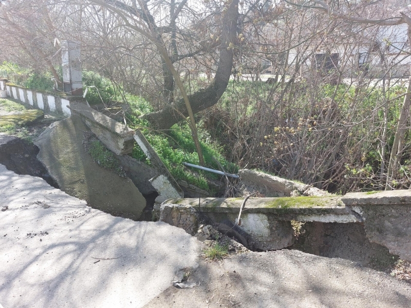 В свищовското село Ореш започна спешен авариен ремонт за укрепване на улица „Главна“    