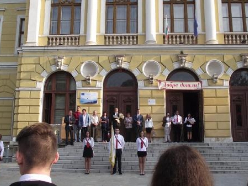 В Свищов нови трибагреници се развяха гордо над всички училища и детски градини  в първия учебен ден
