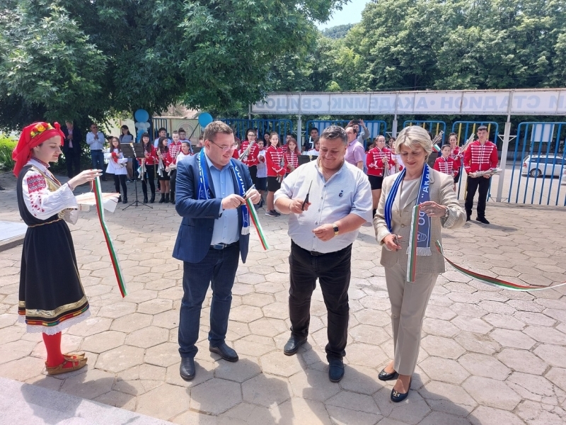 Министър Весела Лечева официално откри обновената административно-спортна сграда на „Академик“ Свищов 