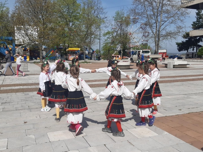 Лазарки от детските градини в Свищов радват жителите на града и представителите на различни институции