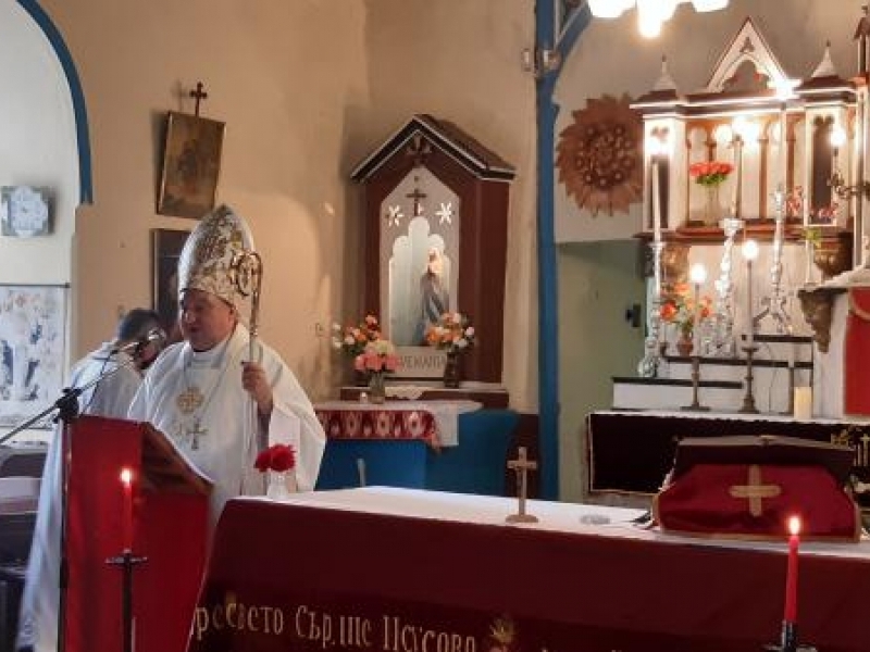 Никополският епископ посети свищовското село Драгомирово за храмовия празник на църквата „Пресвето Сърце Исусово“