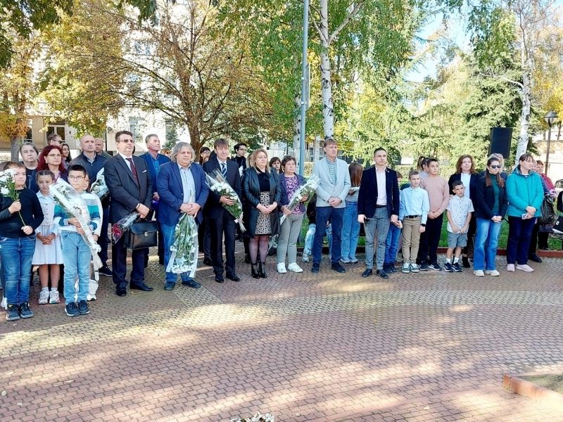 СВИЩОВ ОТБЕЛЯЗА ДЕНЯ НА НАРОДНИТЕ БУДИТЕЛИ С ТЪРЖЕСТВЕНА ЦЕРЕМОНИЯ ПРЕД ПАМЕТНИКА НА ДАРИТЕЛИТЕ