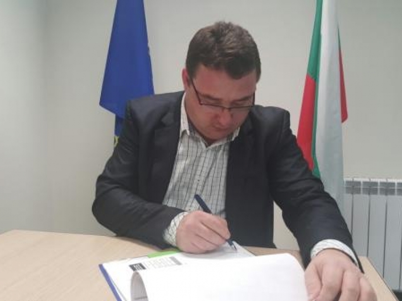 Кметът Генчо Генчев е сред първите подписали споразумението                 за реализация на инвести