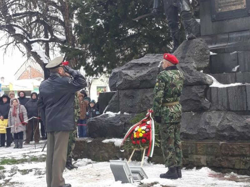 С военен ритуал по издигане на националното знаме и празнично шествие отбелязахме 3 март в Свищов