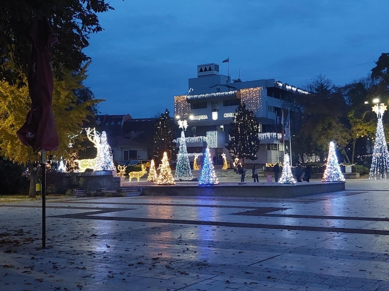 Празнична украса грее предколедно в Свищов 