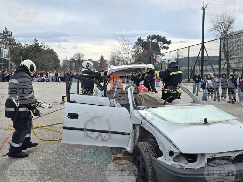 Демонстрация за извеждане на пострадал при пътнотранспортно произшествие и учебна евакуация при пожар проведоха в свищовско училище  