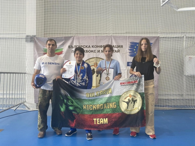 Медали за двама състезатели на Митко Божанов от отборния шампионат по кикбокс в град Варна