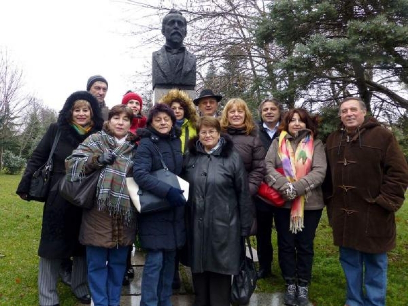 Д-р Кристиян Кирилов поднесе цветя на паметника на Алеко Константинов в Борисовата градина, в София