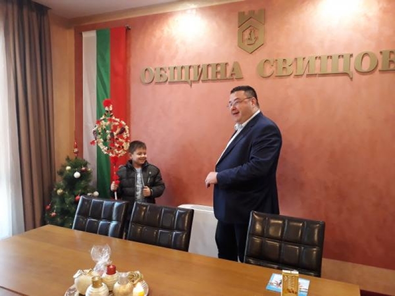 Сурвакарчета от ДГ "Радост" и  ДГ "Чиполино" посетиха Община Свищов