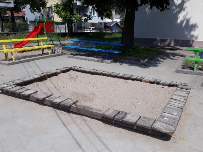 Подмяна и ремонт на амортизирали съоръжения за игра и отдих започна в Свищов