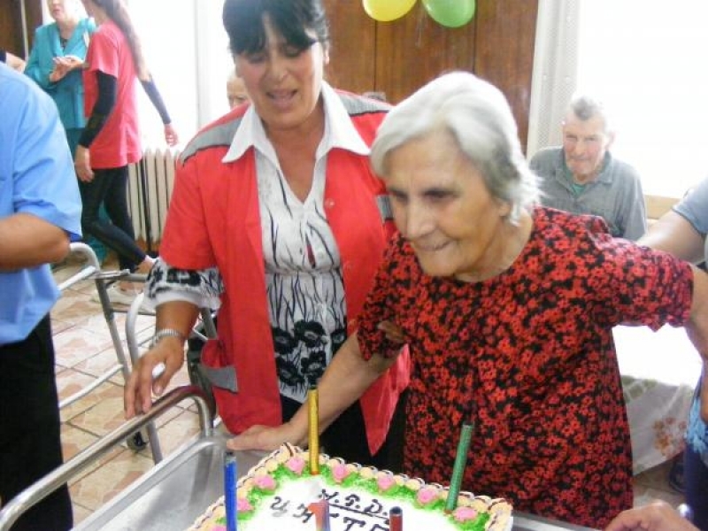 Центърът за лица с деменция в село Овча могила отпразнува своя първи рожден ден