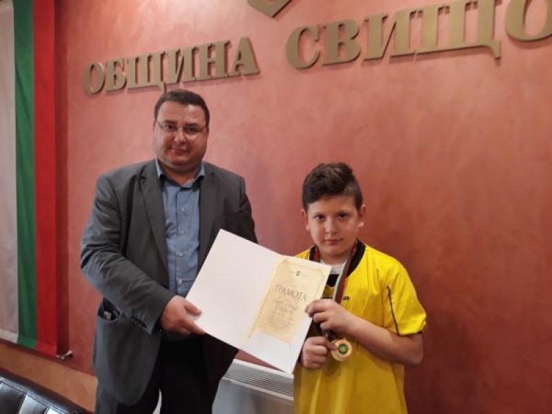 Златни и бронзови медали за свищовските хокеисти от държавното първенство в зала
