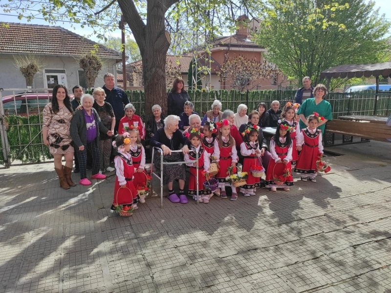 Лазарки от ДГ „Зорница“ в село Овча могила зарадваха потребителите и персонала на Центъра за пълнолетни лица с деменция  