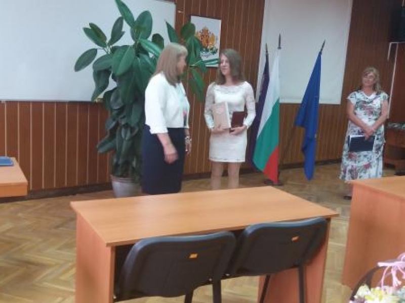 Симона Аврамова от Свищов получи почетното отличие „Национална диплома“    