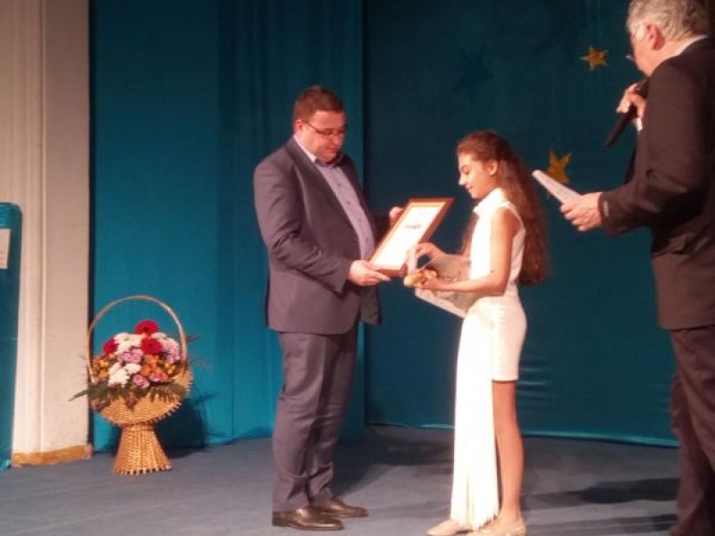 Рекорден брой участници събра конкурсът „Звездици за Лора”  в Свищов  