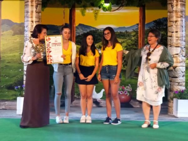 Хиляди се включиха в деветото издание на националния фестивал „Фолклорен извор“ в село Царевец