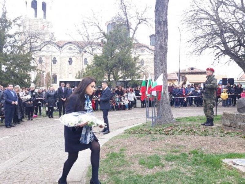 С богата празнична програма в Свищов бе отбелязан националния празник на Република България 