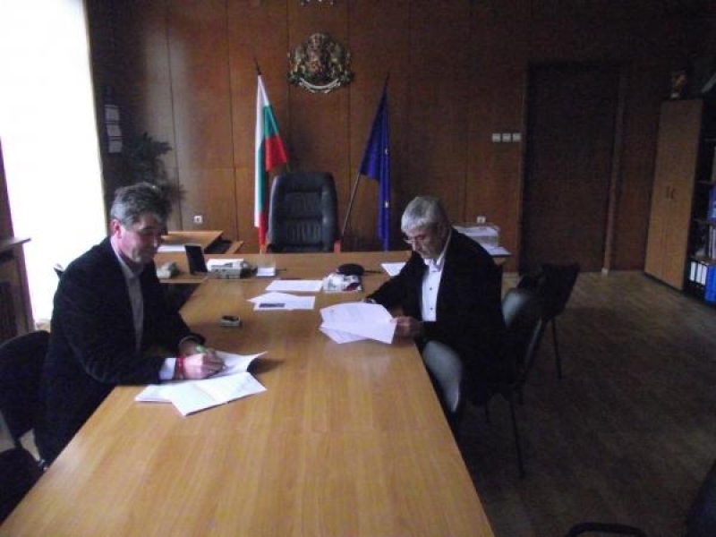 Кметът на Свищов и областният управител подписаха първия тристранен договор за саниране