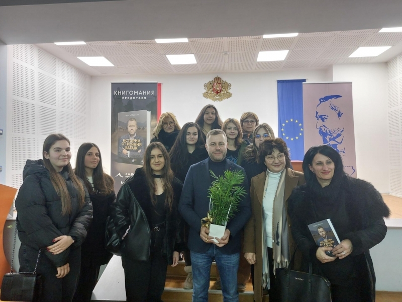 Журналистът Георги Милков представи книгата си „Истории от ръчния багаж“ в Свищов    