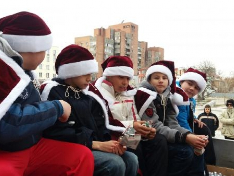 Дядо Коледа посети Свищов и раздаде подаръци с помощта на Снежанка и джуджетата