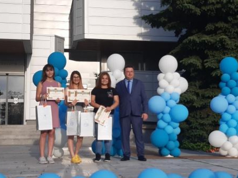 Четирима пълни отличници бяха удостоени от Община Свищов с почетната награда „Зрелостник на годината“
