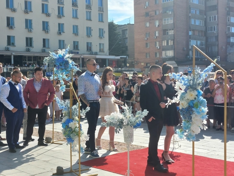 С официална церемония и по червен килим Община Свищов изпрати своите зрелостници 
