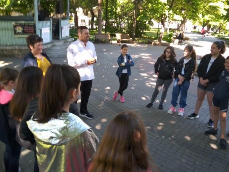 "Фолклорно училище" в Градската градина на Свищов