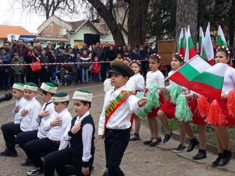 С богата празнична програма в Свищов бе отбелязан националния празник на Република България 