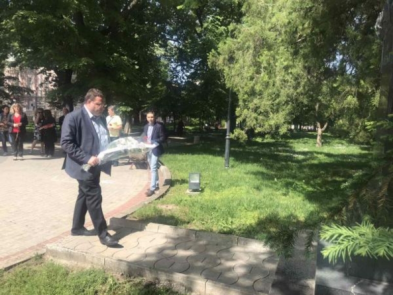 Цветя в  памет на Алеко Константинов бяха положени пред паметника му в родния град