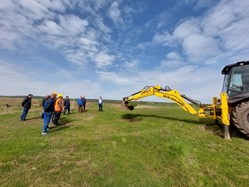 Днес бе направена първа копка по проект за реконструкция на напорния водопровод в село Алеково  
